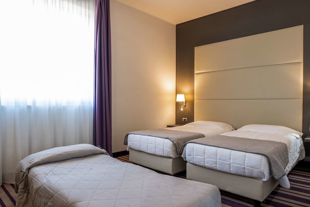Standard Triple Room, 3 Twin Beds, Non Smoking photo 1