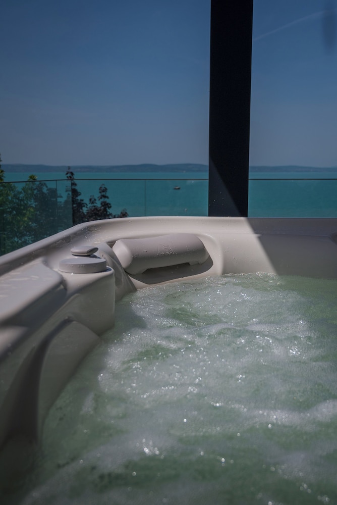 Luxury Penthouse, Hot Tub photo 2