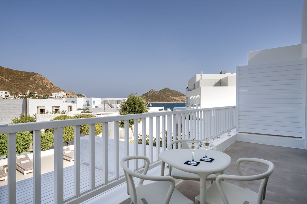Deluxe Room, Pool View With Balcony, 1 King