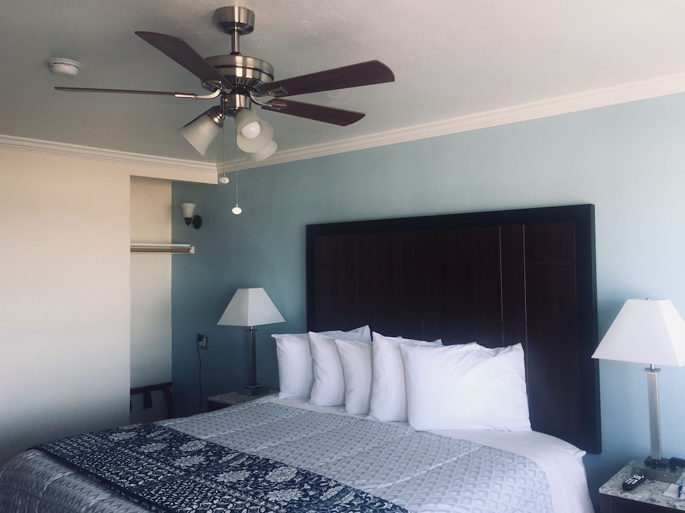 Standard Room, 1 King Bed photo 1