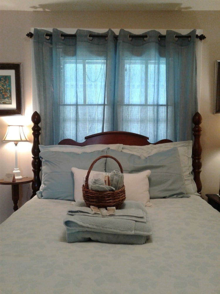 Room, 2 Double Beds, Shared Bathroom (The Anna Griswold Blue Room) photo 2