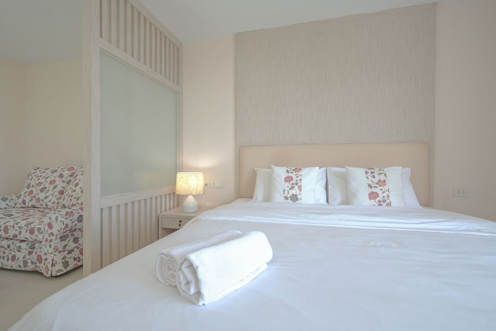 Deluxe Room - Photo 10