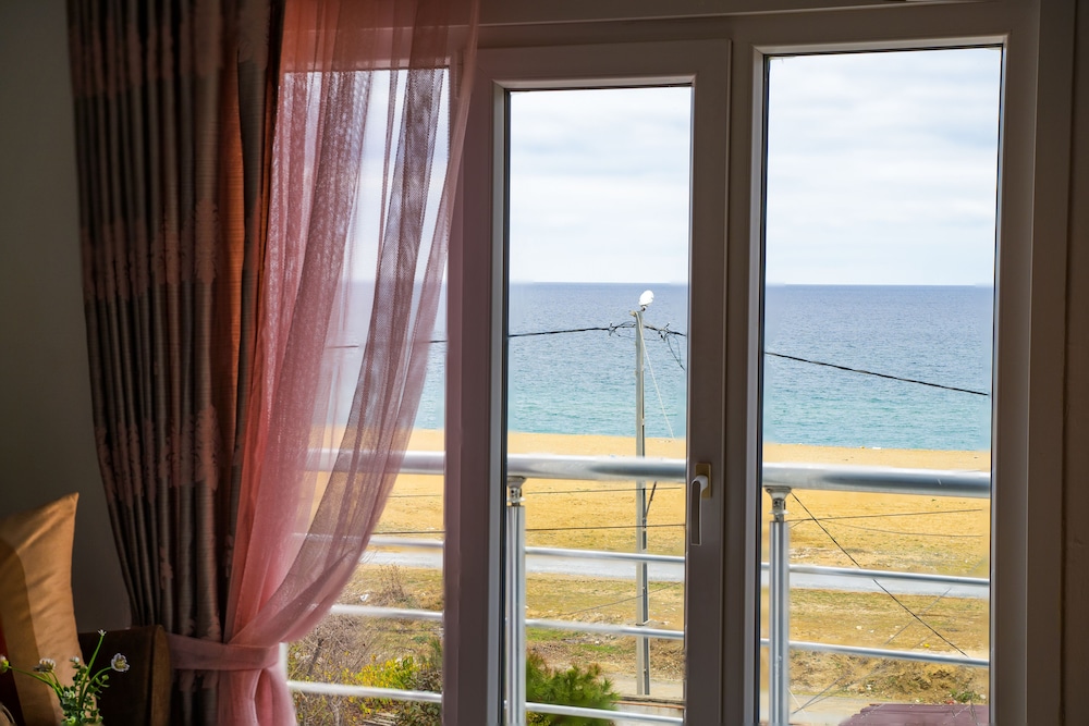 Deluxe Room, 1 Queen Bed, Sea View photo 3