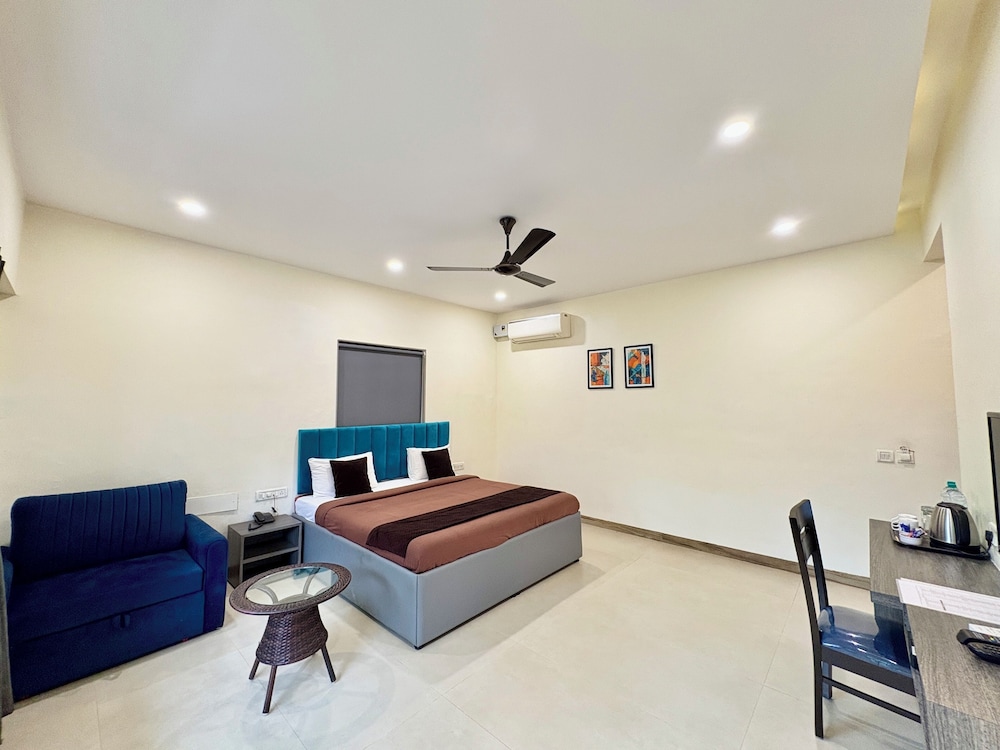 Classic Room, 1 King Bed, Balcony