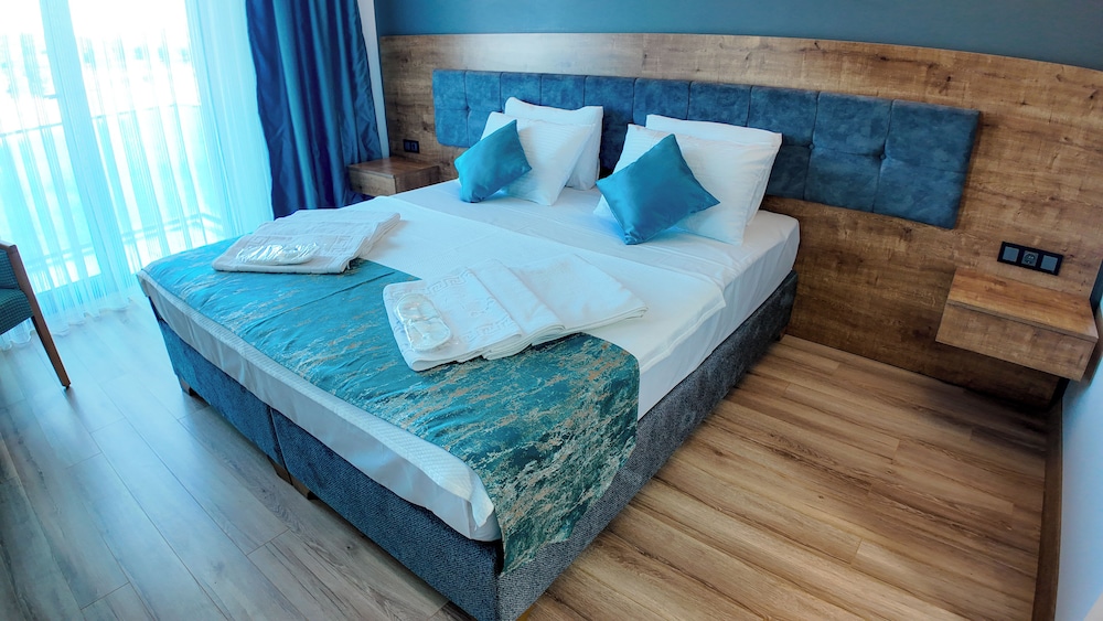 Family Double Room, Balcony, Mountain View photo 2