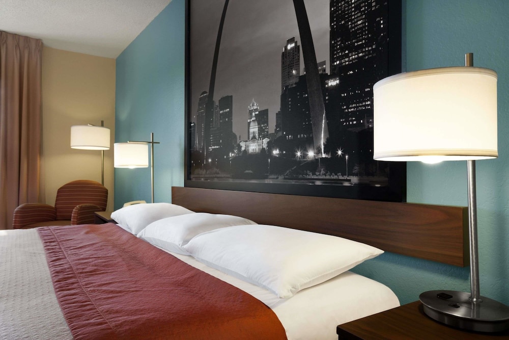 Standard Room, 2 Queen Beds, Refrigerator & Microwave - Photo 3