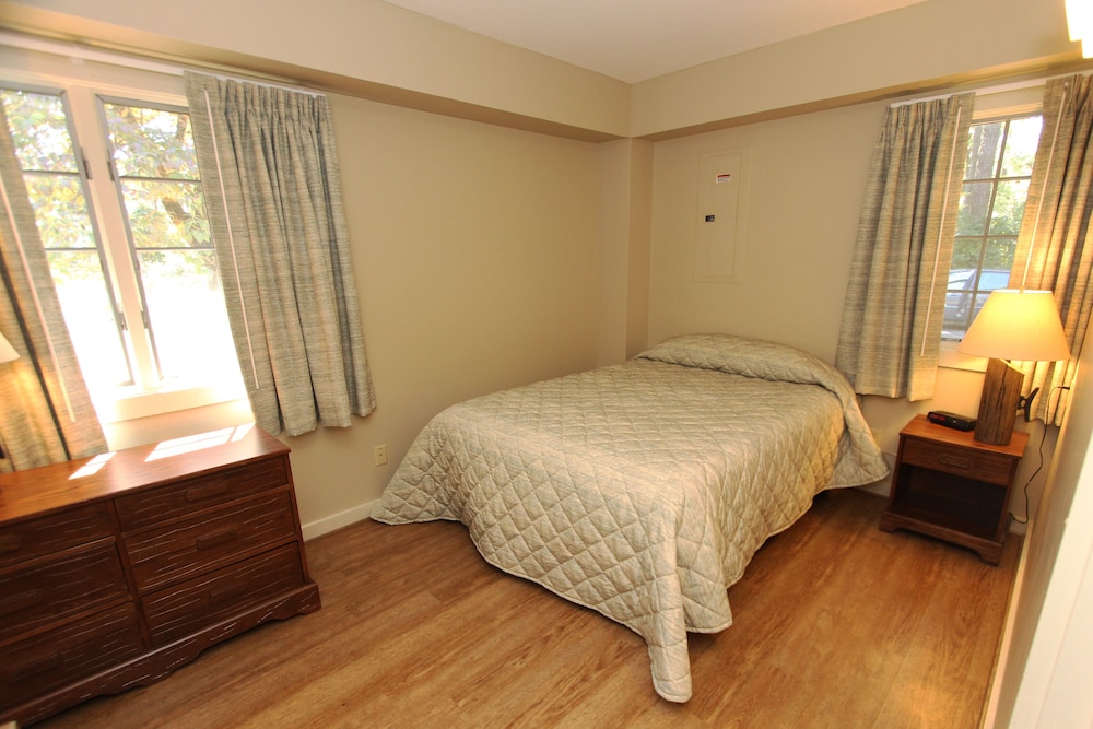 Cottage, 1 Queen Bed with Sofa bed, Accessible photo 2