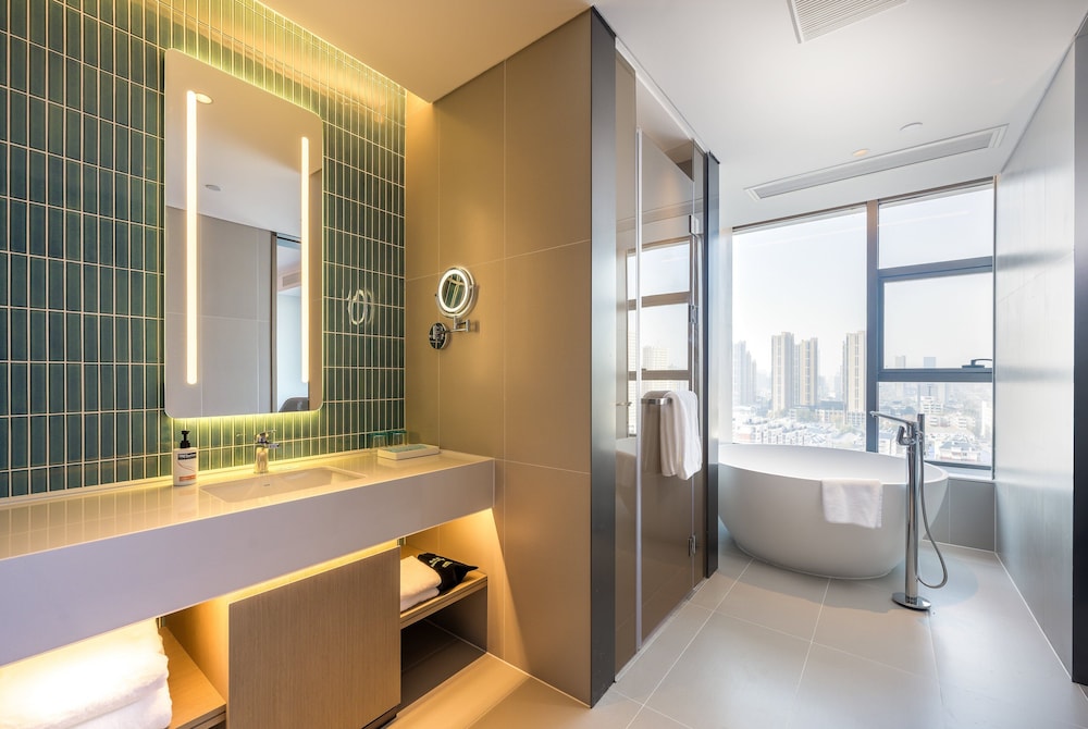 Standard Room, 1 King Bed (Extra Floor Space) photo 2