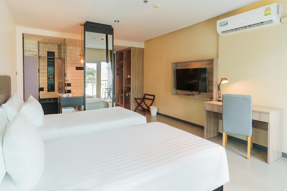Superior Room, 2 Twin Beds, Balcony, City View photo 3