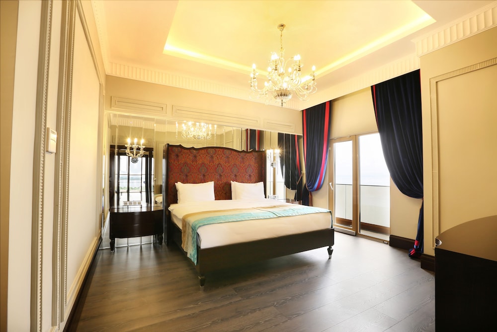 Suite, 1 King Bed, Non Smoking photo 2