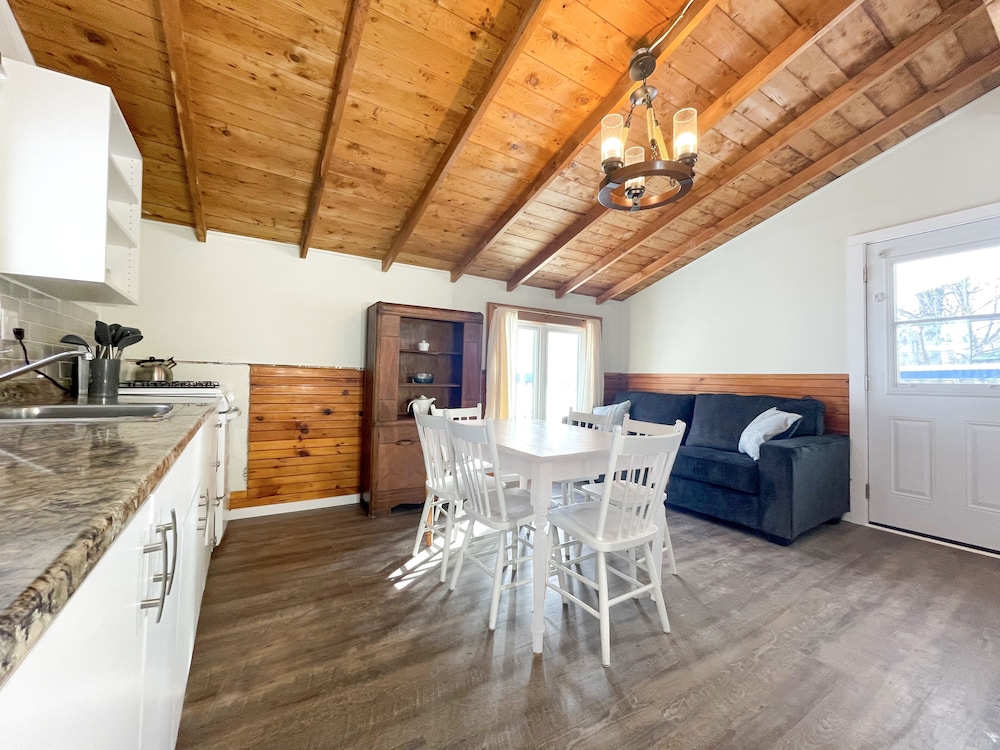 Superior Cottage, 2 Bedrooms, Kitchen, Beachside photo 3