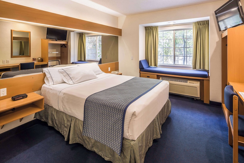Standard Room, 1 Queen Bed, Accessible - Photo 6