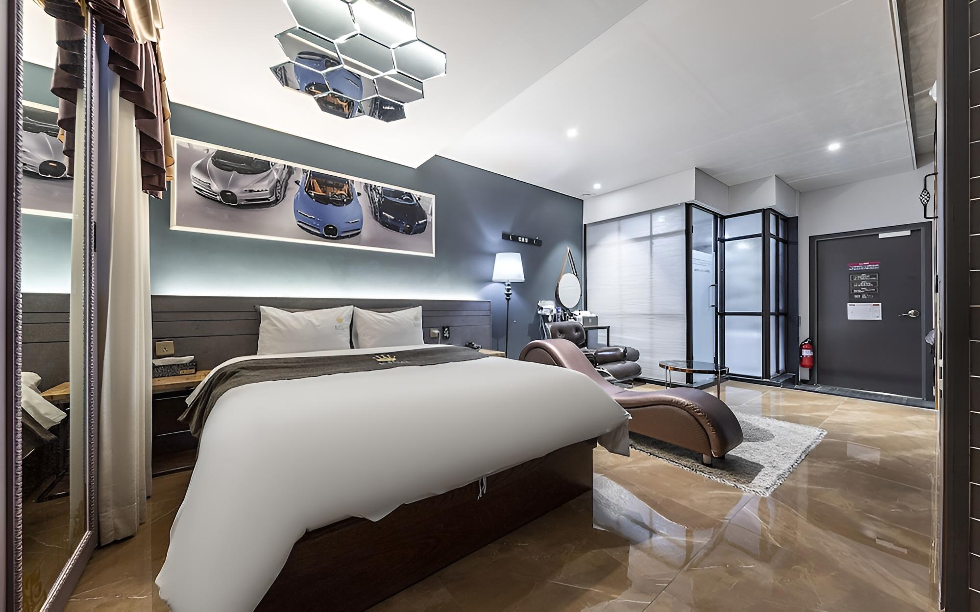 Room (Premium (Room assigned randomly) (1 p)