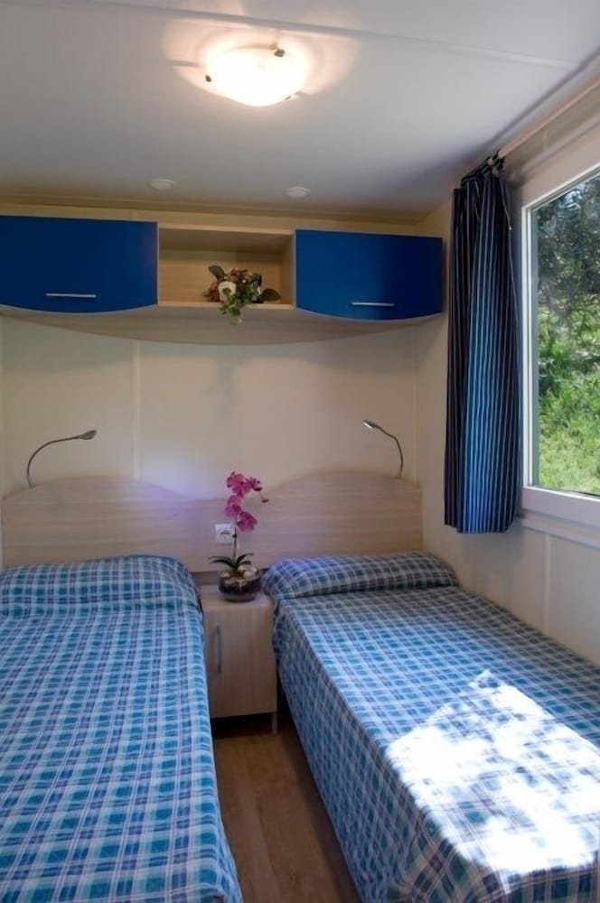 Superior Mobile Home, 2 Bedrooms, 2 Bathrooms, Poolside photo 1