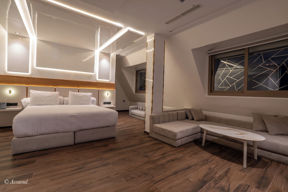 Comfort Suite, Balcony, City View