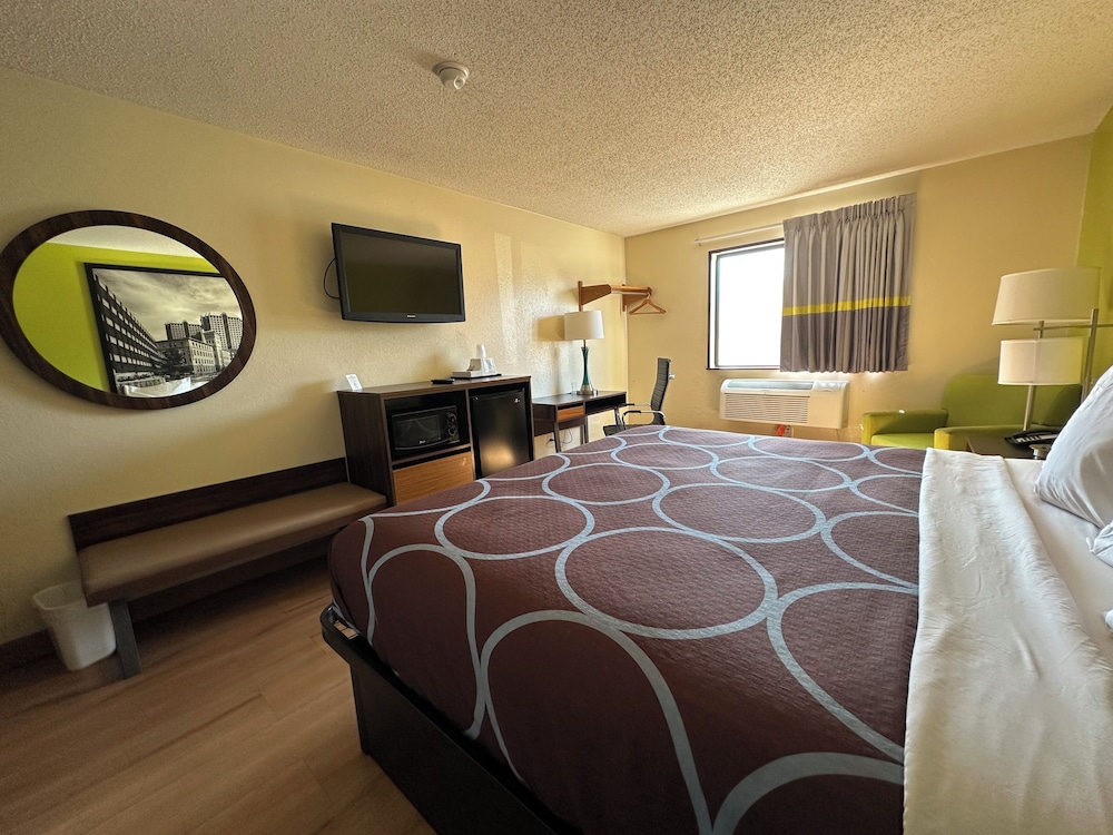 Room, 1 King Bed, Non Smoking - Photo 3