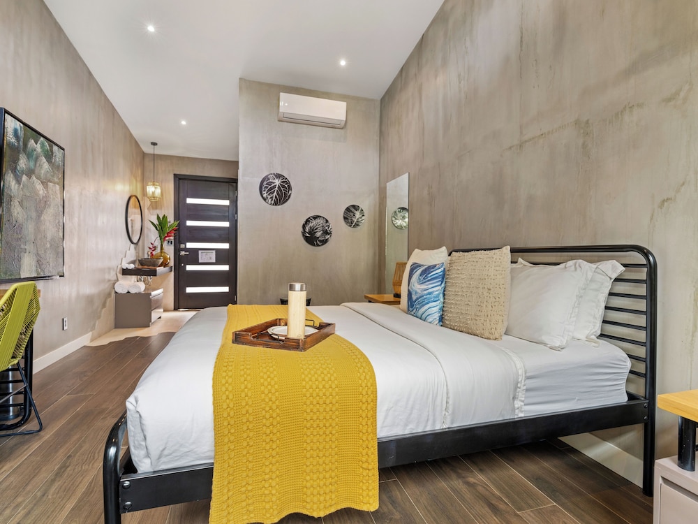 Room, 1 King Bed, Pool View