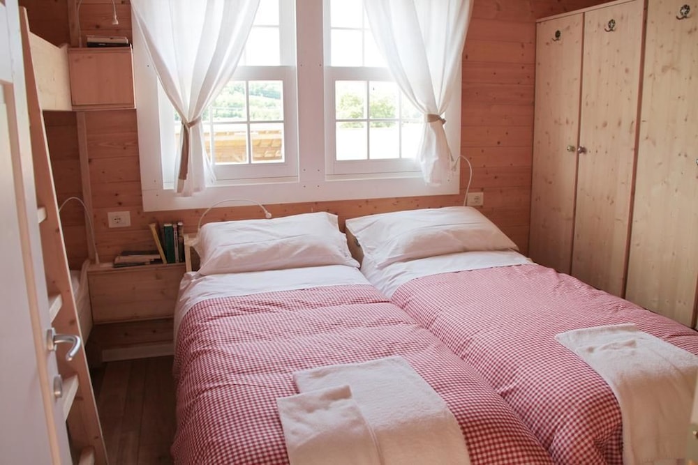 Wood Lodge, 4 Bedrooms, 2 Bathrooms, Garden View