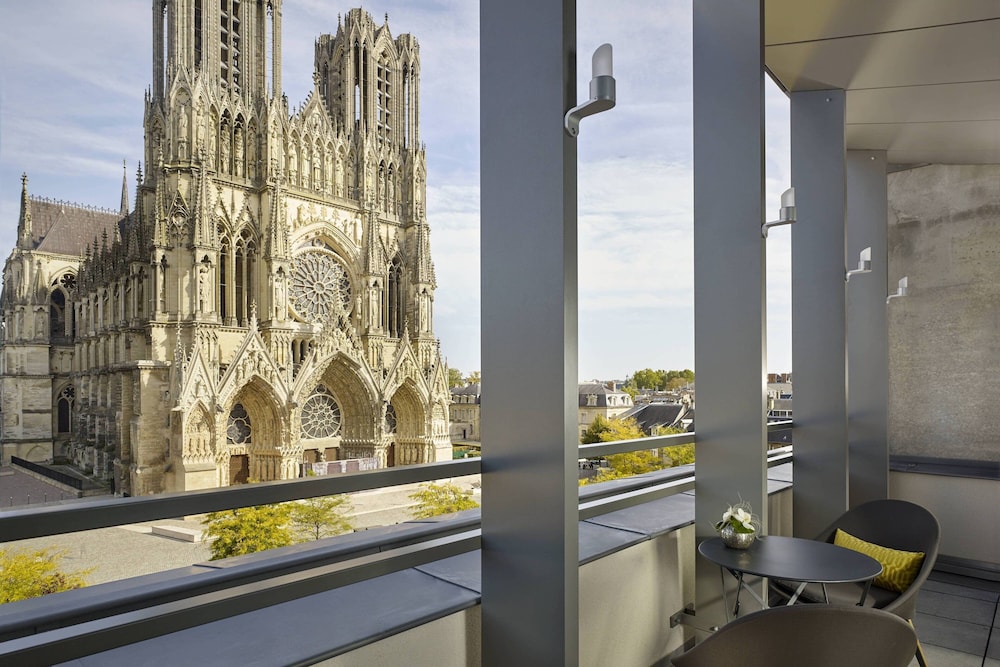Junior Suite, 1 King Bed, Balcony (Cathedral View) - Photo 8