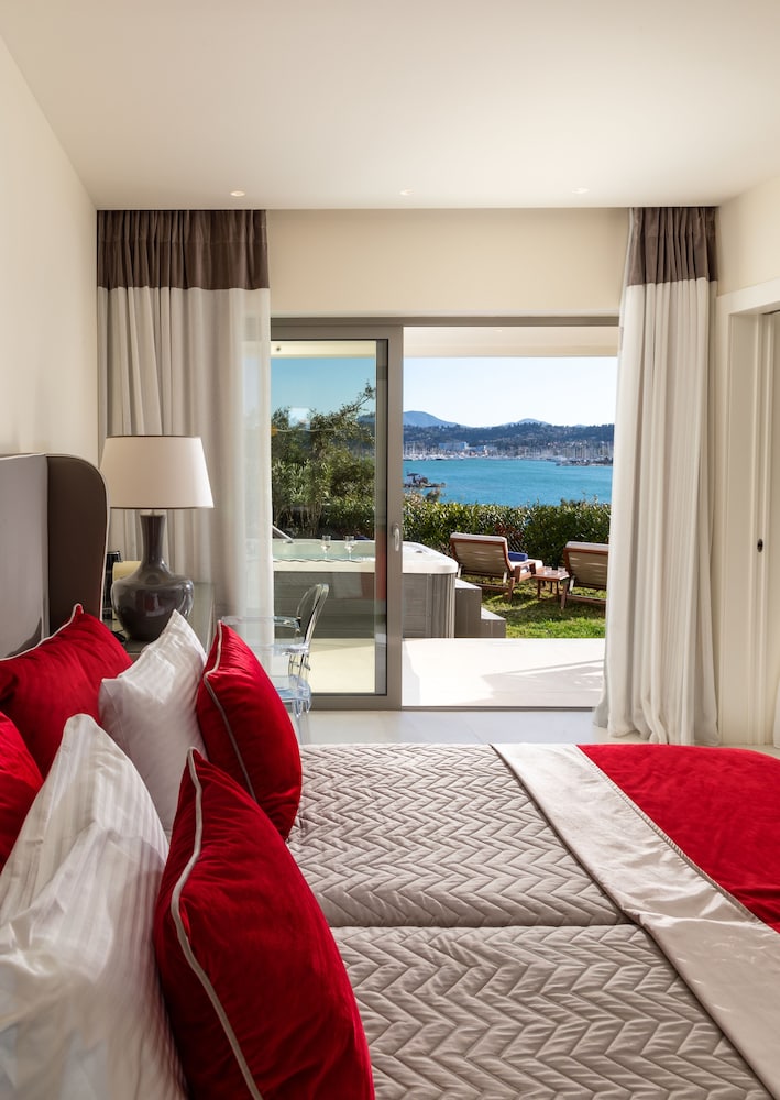 Premium Bungalow, Jetted Tub, Bay View