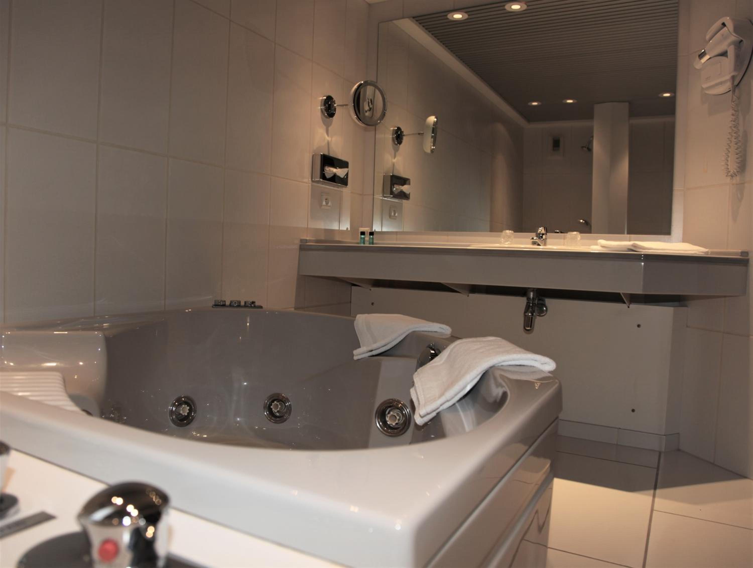 Suite with Hot Tub - Photo 4