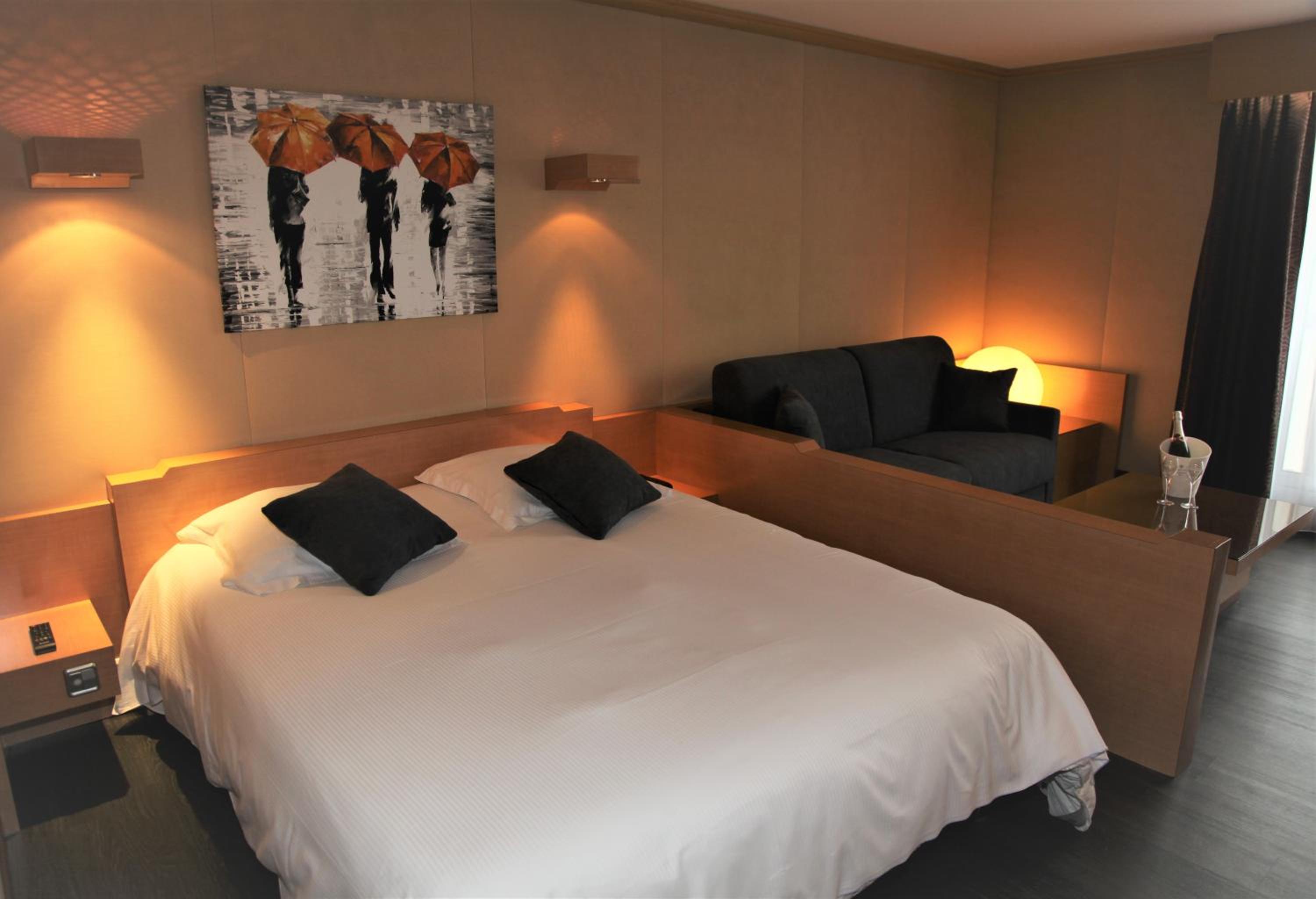 Suite with Hot Tub - Photo 3