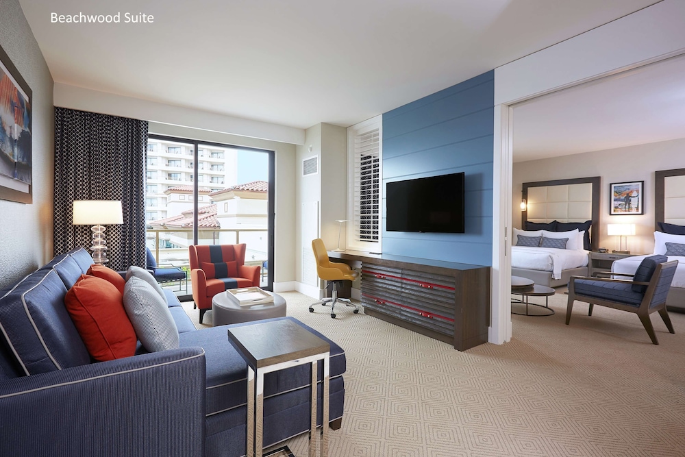 Family Suite, 2 Queen Beds, Ocean View (Twin Dolphin Tower)