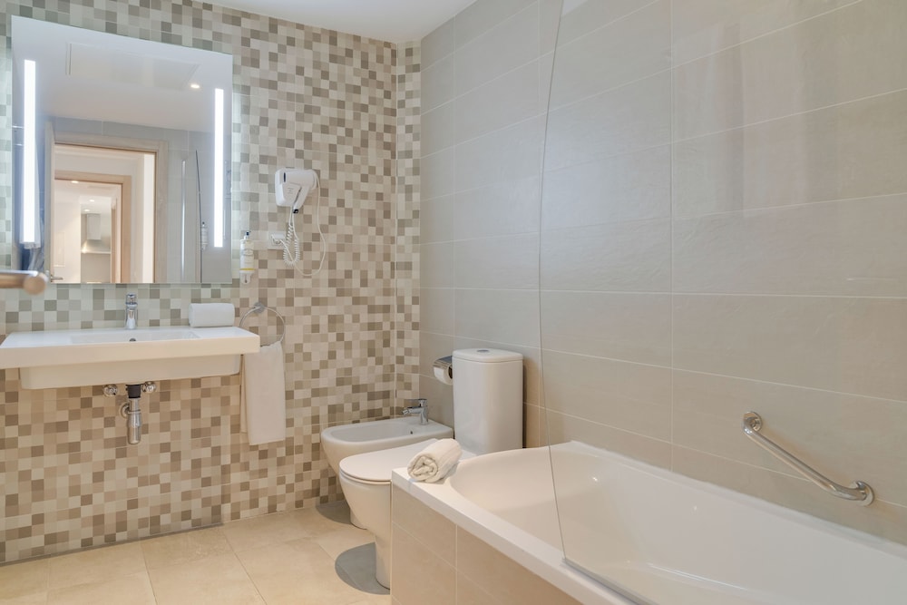 Family Suite, 2 Bedrooms - Photo 3