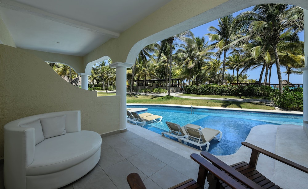 PREMIER BEACHFRONT SWIM UP JUNIOR SUITE - Photo 4