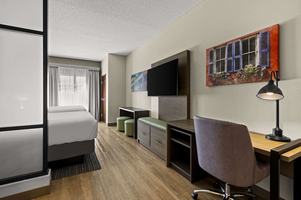 Suite, Non Smoking (2 Queen Beds and 1 Double Sofa Bed) - Photo 2