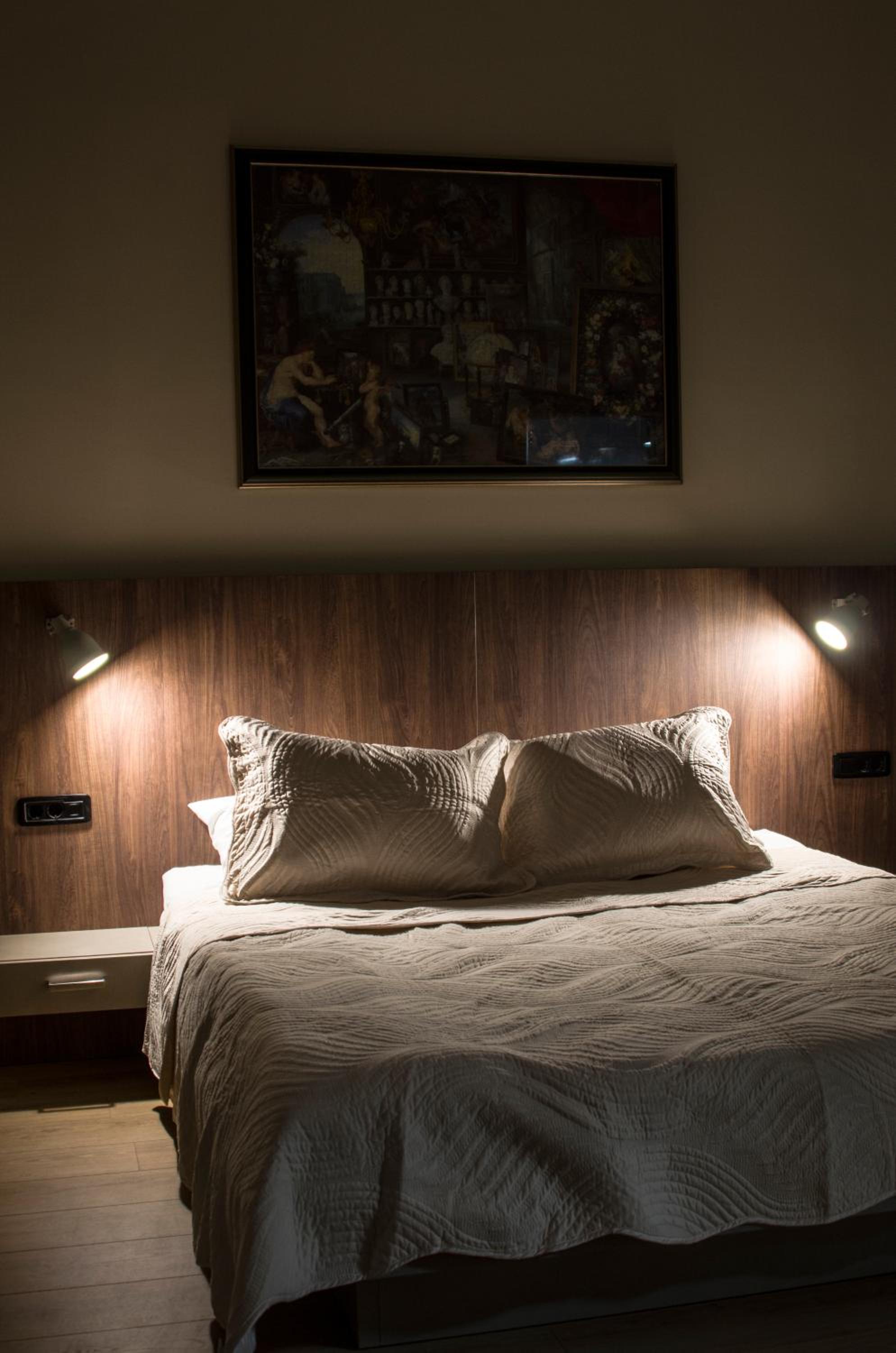 Deluxe Double Room with Shower - Photo 3