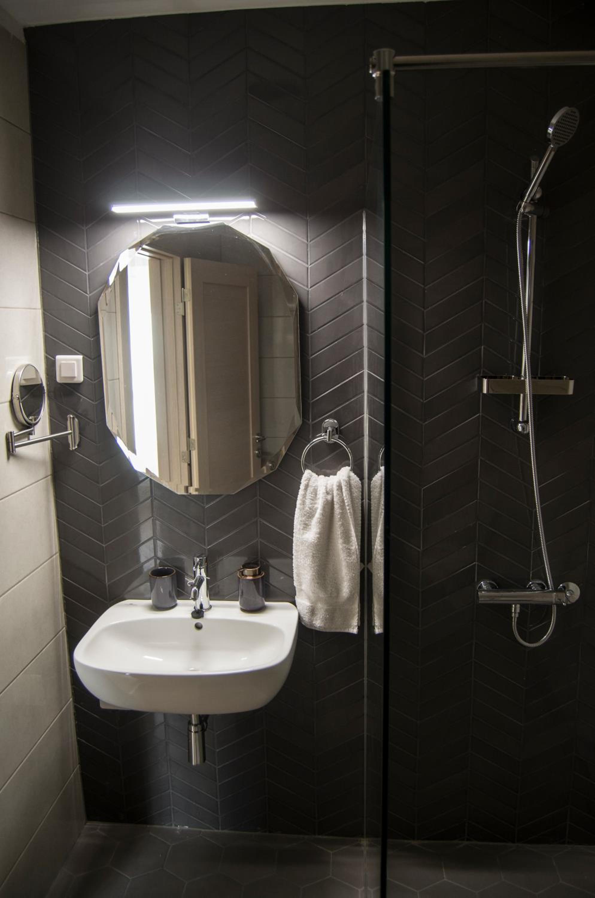 Deluxe Double Room with Shower - Photo 6