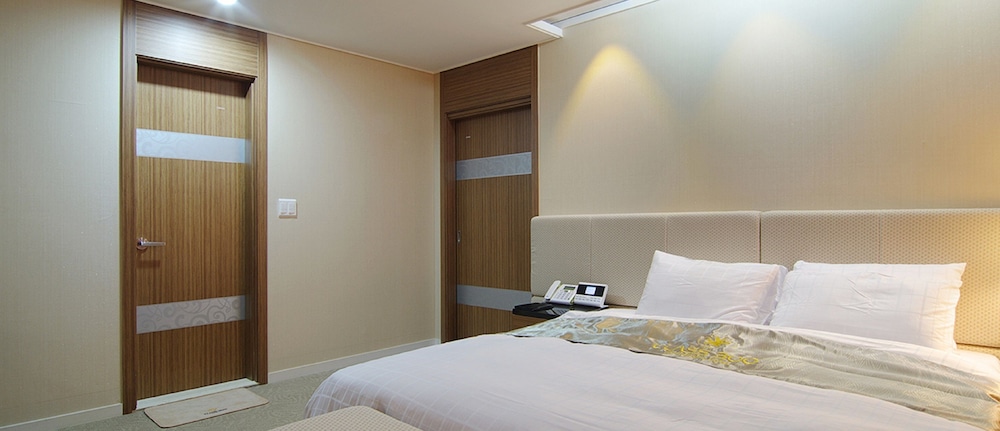 Business Suite, 1 Bedroom, City View - Photo 1