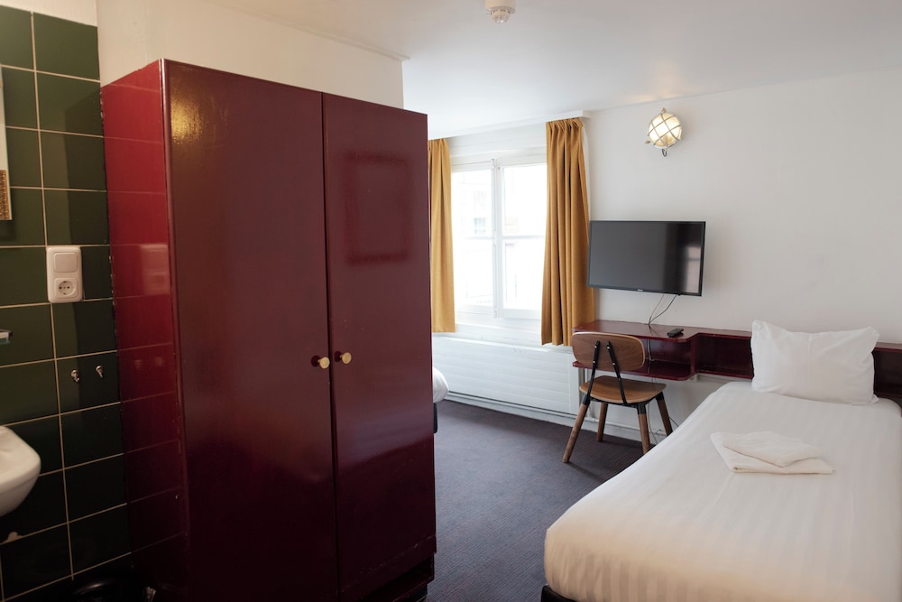 Basic Triple Room, Smoking photo 3
