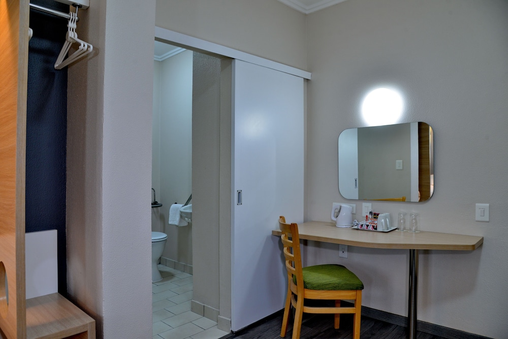 Twin Room, Accessible, Non Smoking photo 3