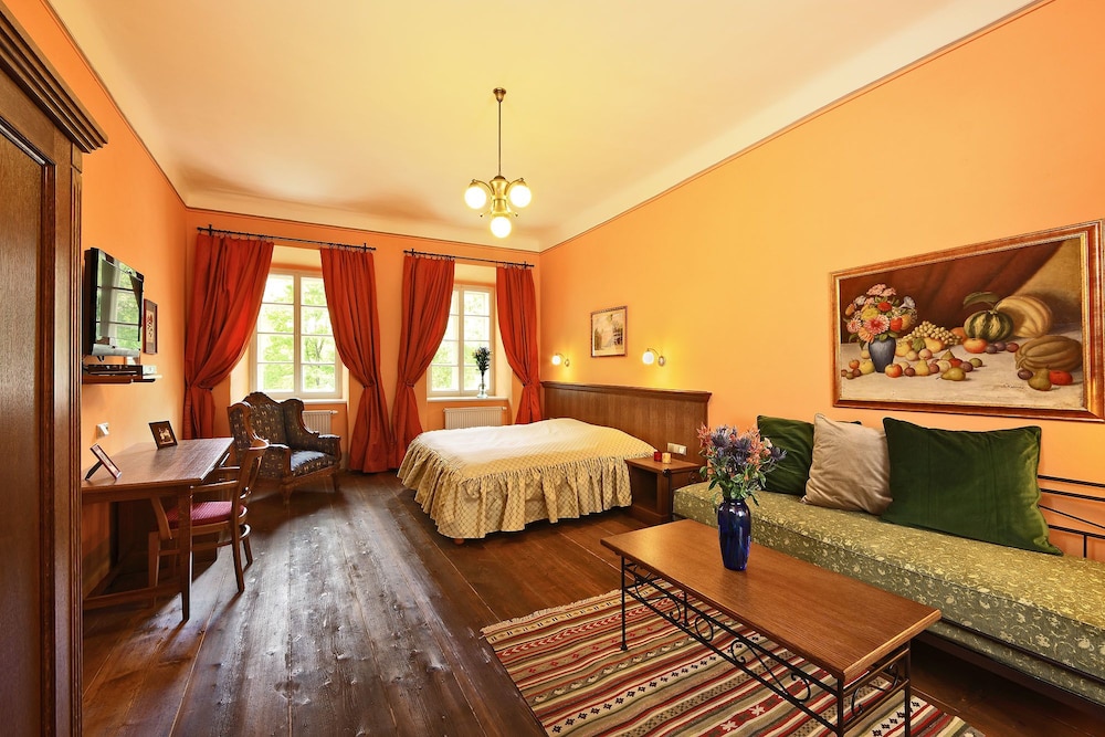 Double Room (with Extra Bed - Castle View) photo 1
