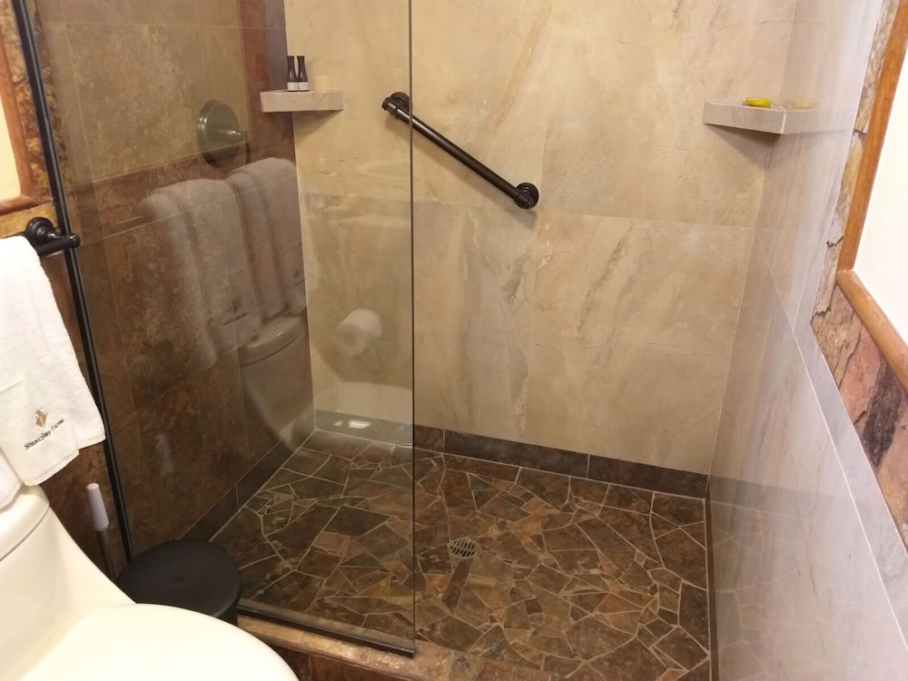 Suite #4 photo 3