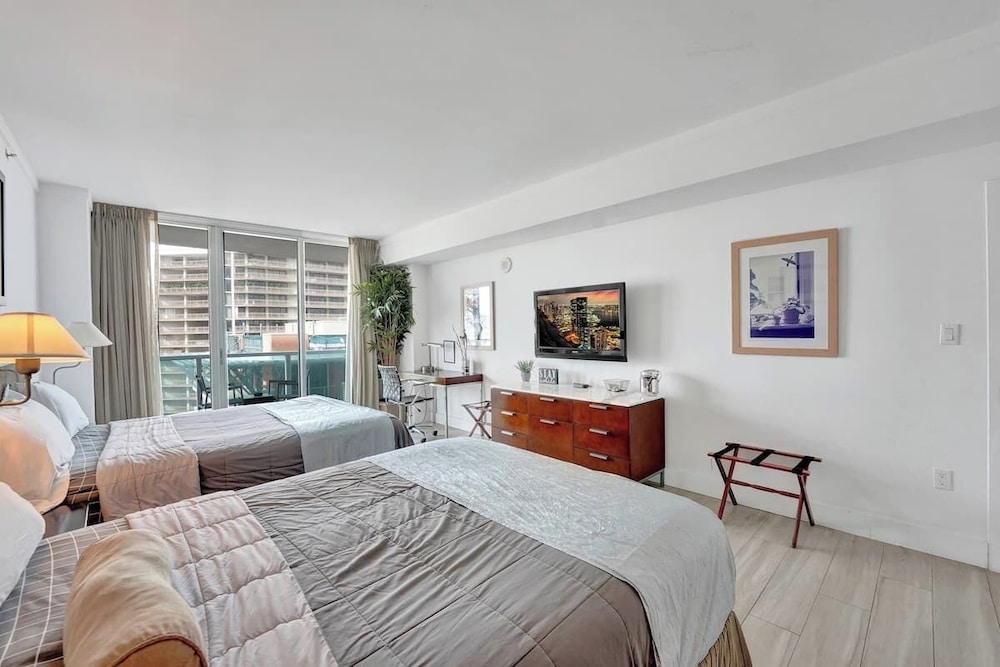 Classic Condo, 2 Queen Beds photo 3