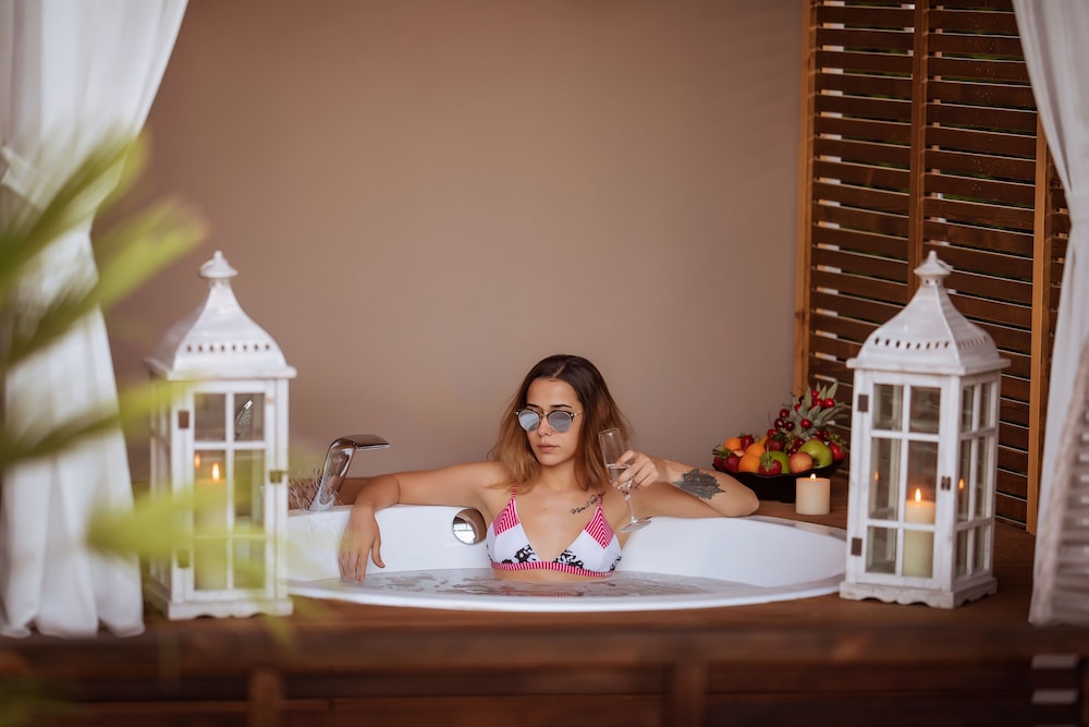 Honeymoon Room, 1 Double Bed, Jetted Tub, Poolside