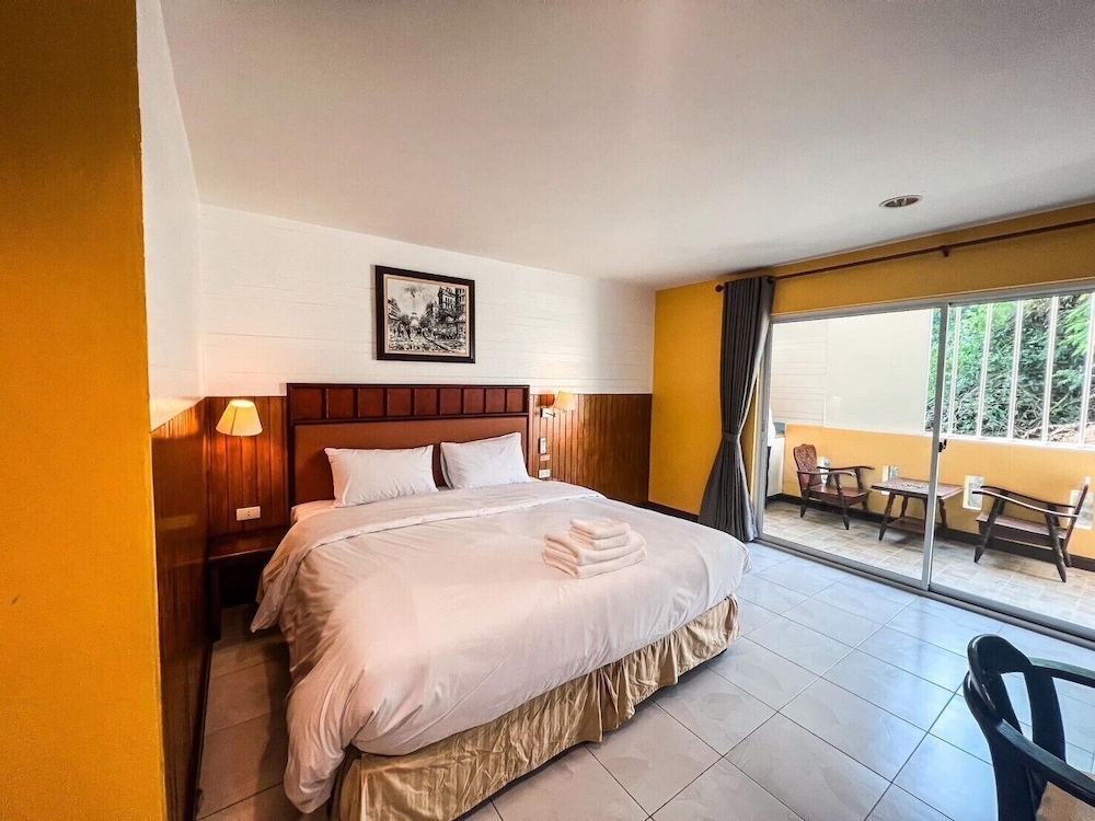 Standard Room, 1 King Bed, Balcony photo 1