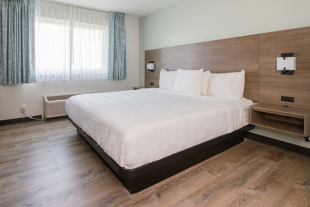 Standard Room, 1 King Bed, Roll-in Shower, Ground Floor photo 3
