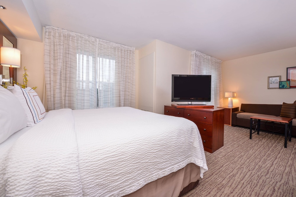 Studio, 1 King Bed with Sofa bed (Mobility/Hearing Accessible, Tub) photo 3