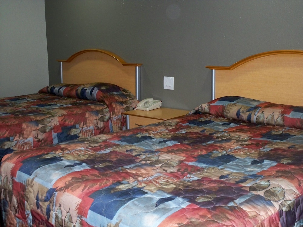 Standard Double Room, 2 Queen Beds - Photo 11