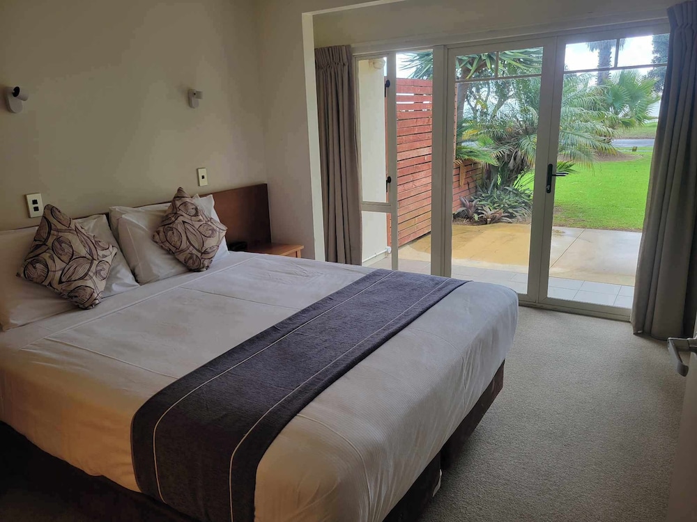 One Bedroom Pacific Suite - Photo 8