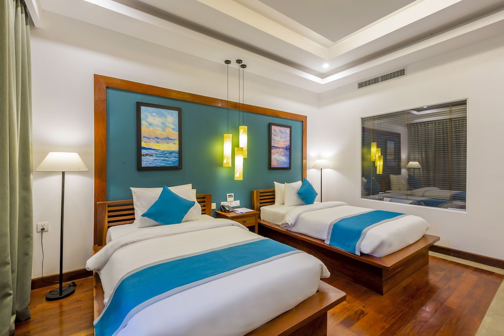 Landmark Suite Twin Bed - Pool View