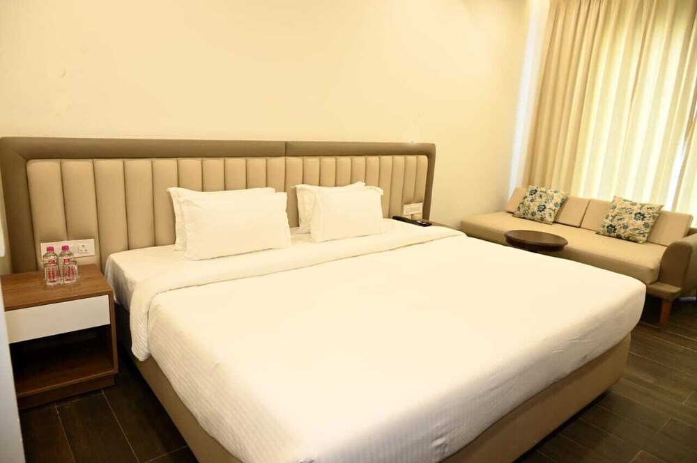 Deluxe King Room - Photo 3
