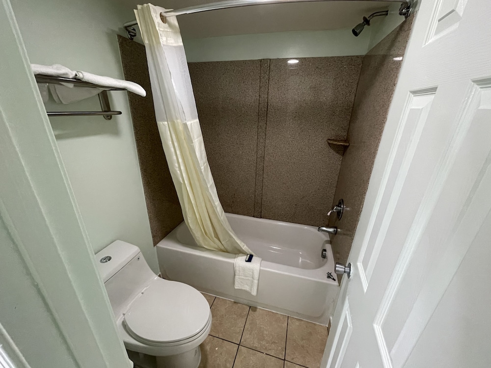 Standard Single Room, 1 King Bed, Non Smoking - Photo 5