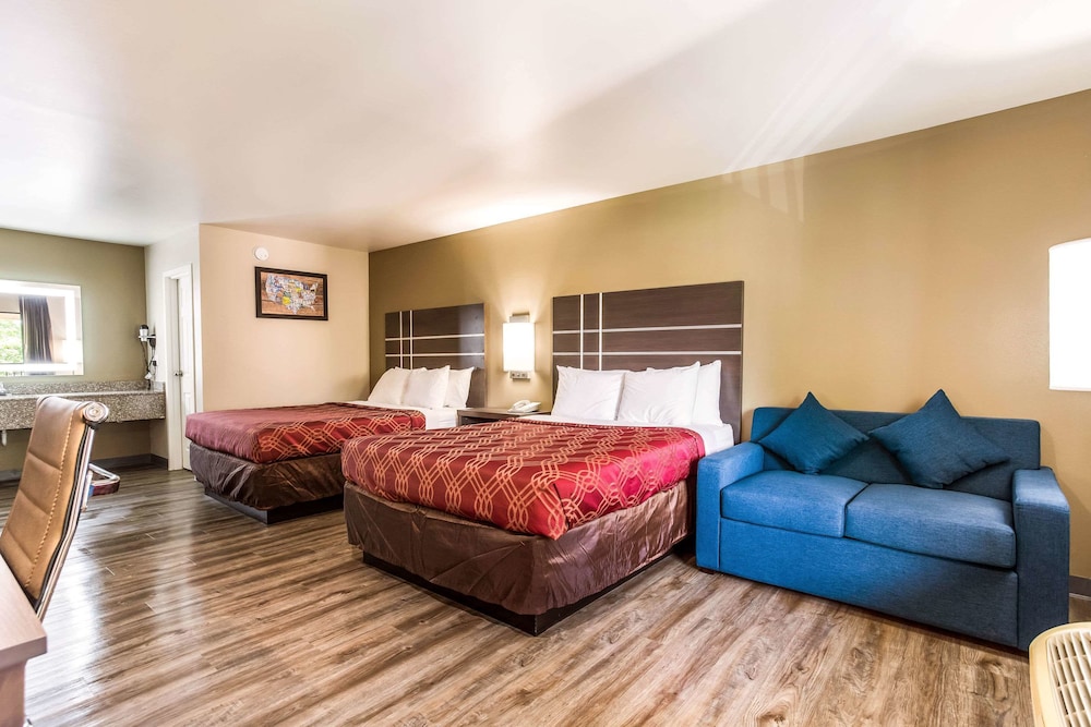 Room, Non Smoking (2 Queen bed and 1 Pull out couch) photo 2