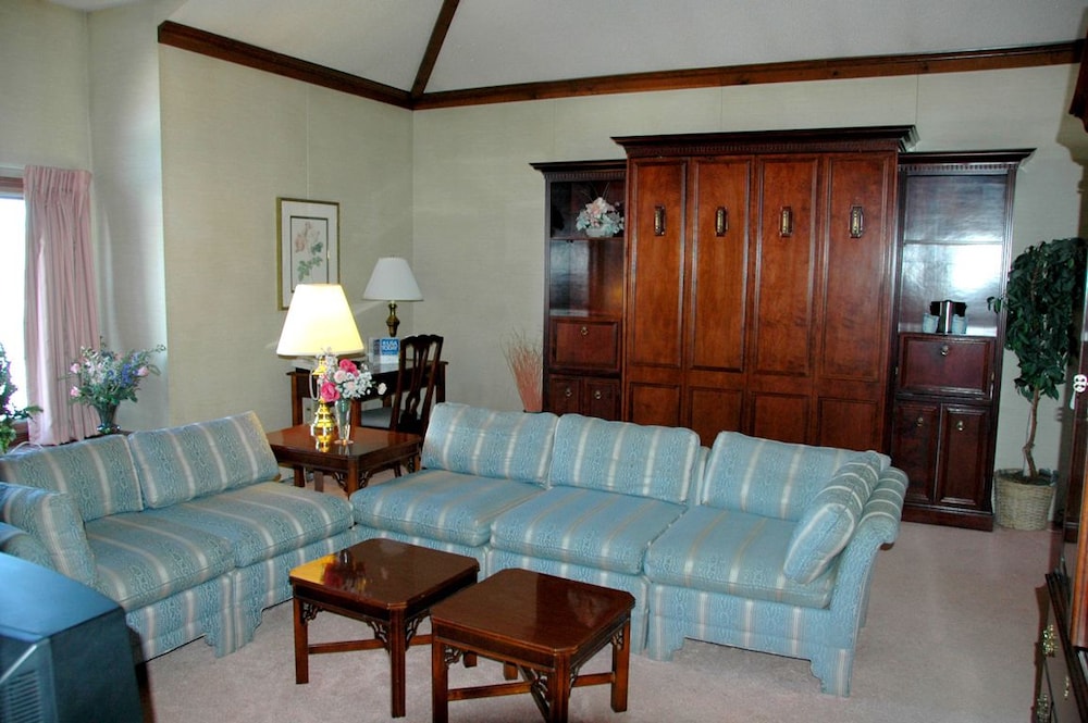 Standard Studio Suite, 1 King Bed, Jetted Tub photo 3