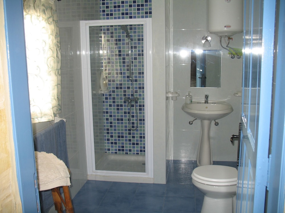Deluxe Double or Twin Room, 1 Bedroom, Private Bathroom photo 2